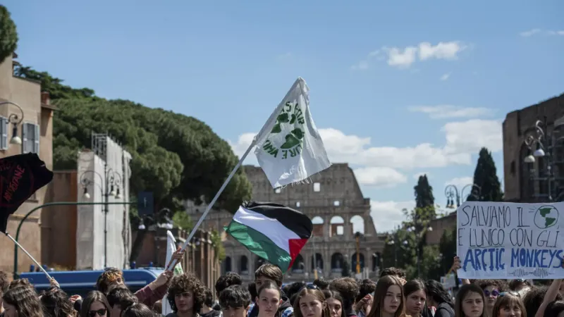 مظاهرة شبابية من أجل المناخ في روما تدعو لوقف إطلاق النار في غزة