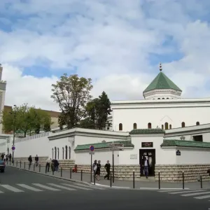 مسجد باريس يستنكر "تحالفا مخالفا للطبيعة"