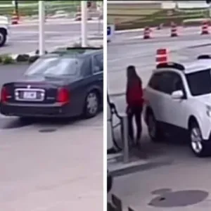 شاهد.. ردة فعل امرأة بعد محاولة لص سرقة سيارتها والهروب بها عند محطة وقود في أمريكا