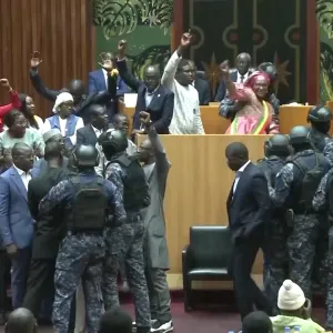 شاهد بالفيديو.. قوات الأمن تتدخل في قاعة البرلمان السنغالي لإبعاد نواب المعارضة
