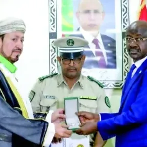 الرئيس الموريتاني يمنح سفير سلطنة عمان وسام "كوماندور"
