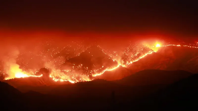 بالصور: نار موقدة.. البرق يشعل جحيماً في هذه الولاية الأمريكية