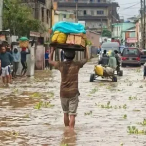 مدغشقر.. مقتل (11) شخصًا ونزوح الآلاف جراء إعصار "غاماني"