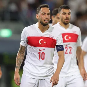 لحظة طريفة بين لاعب تركيا ومشجع بعد مباراة ودية مع إيطاليا