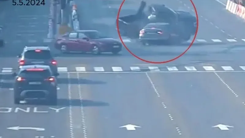 شرطة أبوظبي تبث فيديو لحوادث بسبب تجاوز الإشارة الضوئية الحمراء