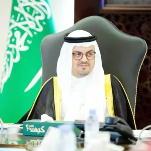بتوجيه خالد الفيصل.. نائب أمير مكة يرأس اجتماع لجنة الحج المركزية