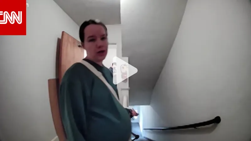 عبر "𝕏": فيديو انتشر بشكل كبير.. كاميرا مراقبة تظهر ما تفعله امرأة حامل يوميا أمام باب منزل جيرانها