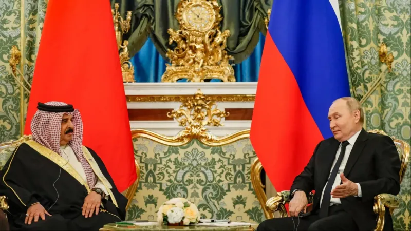 ملك البحرين يلتقي الرئيس الروسي في موسكو ويكشف عن تنظيم مؤتمر سلام دولي