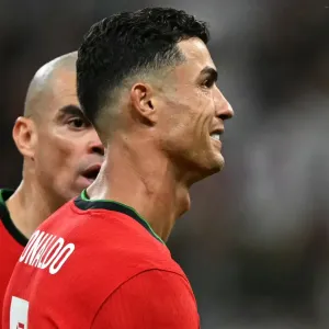 فيديو | "والدته لم تتمالك نفسها" .. كريستيانو رونالدو يبكي أثناء مباراة البرتغال وسلوفينيا