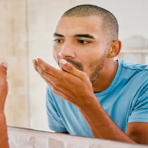 "رائحة كريهة" في أنفاسك تدل على مشاكل صحية خطيرة