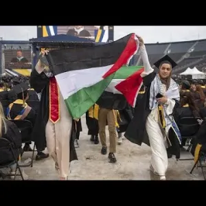 شاهد: علم فلسطين يرفرف في حفلة تخرج  طلاب جامعة ميشيغان الأمريكية