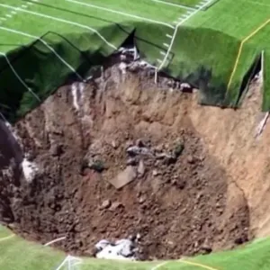 حفرة عملاقة تبتلع جزءا من ملعب كرة قدم في الولايات المتحدة (فيديو)