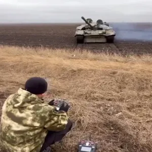 روسيا بصدد اختبار "دبابات مسيرة هجينة" (فيديو)