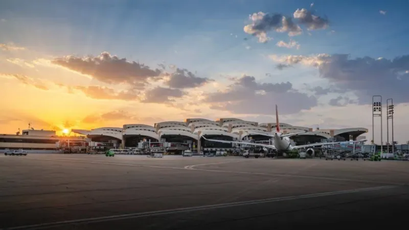 «مطار الملك خالد»: انحراف طائرة قادمة من الدوحة عن المدرج الرئيسي أثناء هبوطها
