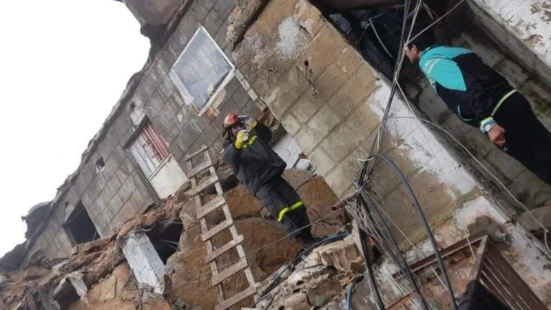 بالفيديو - انهيار سقف منزل في المدينة الرياضية ومعلومات عن إصابات