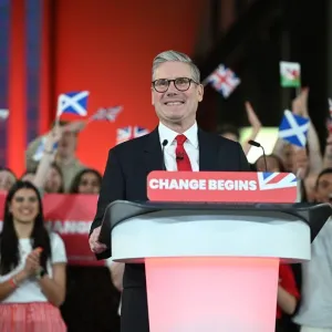 حزب العمال يفوز بالانتخابات البريطانية ويعود للحكم بعد 14 عاما