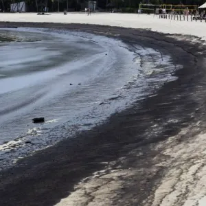 إغلاق شواطئ جزيرة سنتوسا في سنغافورة بسبب تسرب نفطي