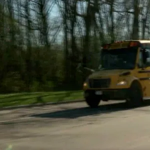 طالب ينقذ حافلة مدرسية من حادث مروري بعد تعرض السائقة لوعكة صحية