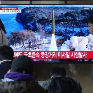 كوريا الشمالية تعلن عن اختبار "ناجح" لصاروخ فرط صوتي متوسط المدى