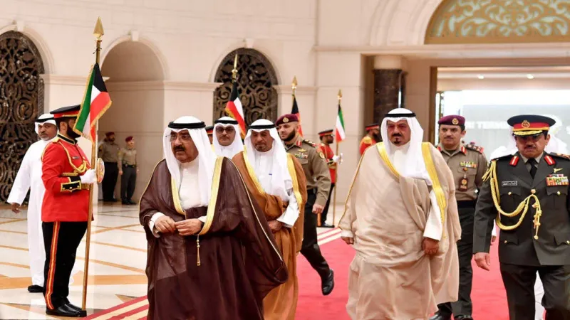 أمير الكويت يُغادر إلى السعودية