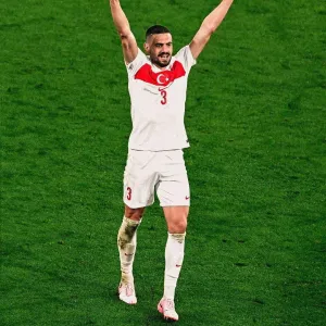 اليويفا يحقق مع لاعب تركيا ديميرال بسبب «إشارة قومية»