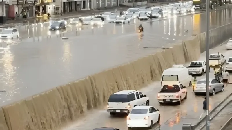 شاهد: السيول تغرق شارع السلام في المدينة المنورة وتعرقل حركة المرور 
