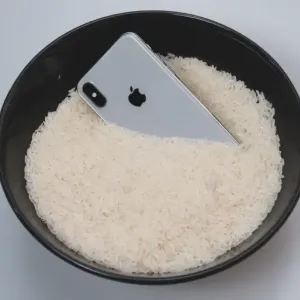 تحذير من آبل: لا تستخدم الأرز لتجفيف الآيفون من الماء