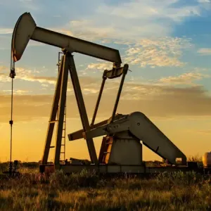 أسعار النفط تتراجع عند أدنى مستوى في 7 أسابيع مع زيادة المخزونات الأمريكية