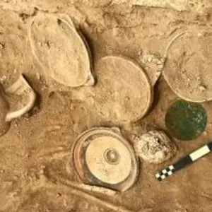اكتشاف مرآة برونزية بتكية هالة سلطان في قبرص