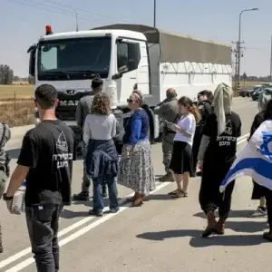 بوريل يطالب بمحاسبة مستوطنين يهاجمون قوافل مساعدات لغزة