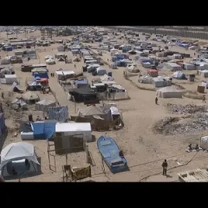 متطوعون يوزعون الطعام في مخيم المواصي للنازحين الفلسطينيين في غزة