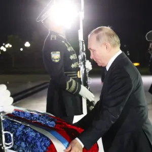 في ثالث رحلة خارجية له بعد إعادة توليه الرئاسة.. بوتين يصل إلى أوزبكستان