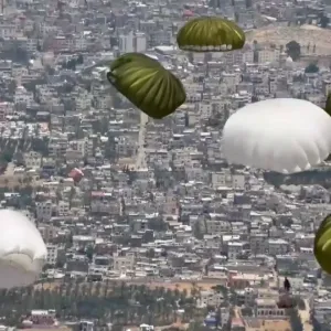شاهد: القوات المسلحة المصرية تنفذ إنزالا جويا للمساعدات على قطاع غزة