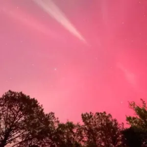 سر تحول سماء أوروبا إلى اللون الوردي.. ما علاقة العاصفة الشمسية؟