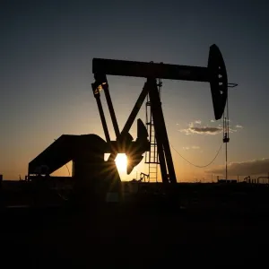 النفط يتراجع لليوم الثالث في ظل تخمة المخزونات الأميركية