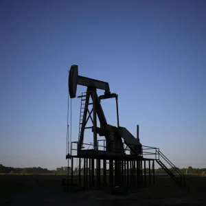 توقعات تراجع العرض تقود أسعار النفط للارتفاع