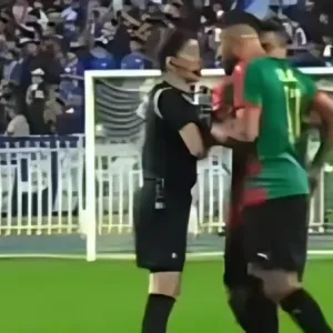 شاهد.. لاعب جزائري يعتدي على حكمة المباراة ويصرخ في وجهها