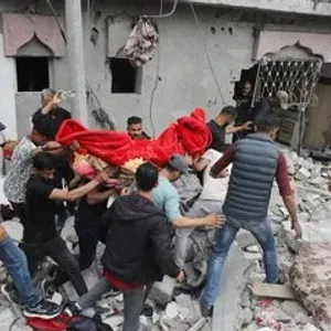 #صور انتشال عدد من الشهداء والجرحى بعد تدمير #الاحتلال لمجمع سكني في مخيم #النصيرات وسط #قطــاع_غزة
