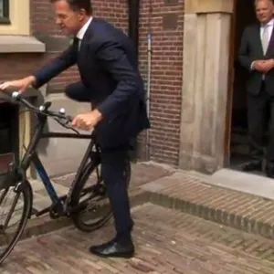 بالفيديو والصور- رئيس وزراء هولندا يغادر منصبه على درّاجة هوائيّة