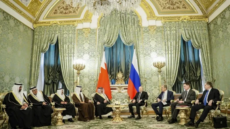 الرئيس الروسي يوجه الدعوة لملك البحرين لحضور قمة "بريكس"