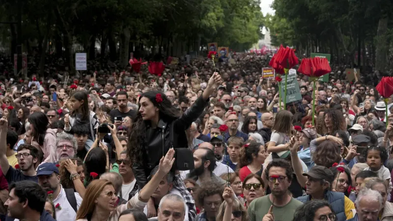 فيديو. 
            
    			البرتغاليون يحتفلون بالذكرى الـ50 لثورة القرنفل