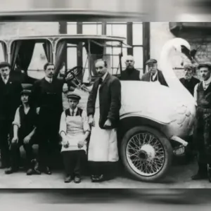 قصة صورة البجعة التي قد تكون أقدم سيارة معدّلة في العالم