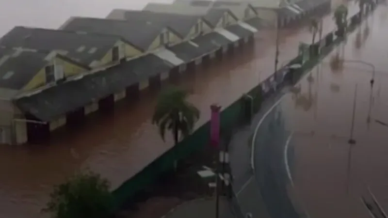 الأمطار الغزيرة في ولايةريو جراندي دو سول بأقصى جنوب البرازيل أودت بحياة 55 شخصاً بجانب 70 شخصاً في عداد المفقودين المياه دمرت طرقاً وجسوراً في عدة م...