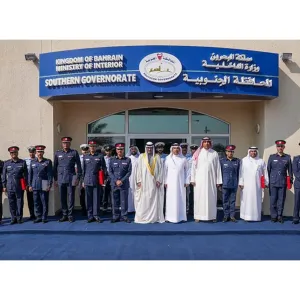 محافظ الجنوبية يكرم عدداً من الإدارات الأمنية لدورهم في إنجاح مبادرات المحافظة لعام 2023 بالتزامن مع يوم شرطة البحرين