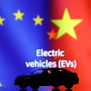 الصين تحث الاتحاد الأوروبي على التراجع عن تعريفات السيارات الكهربائية