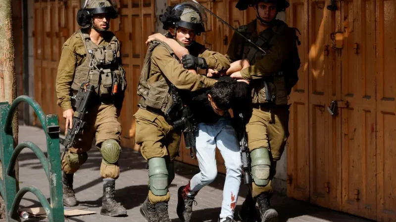 قوات الاحتلال تعتقل (12) فلسطينيا من الضفة وارتفاع عدد المعتقلين إلى (8505) معتقلا
