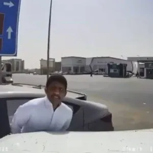 شاهد: سائق يوثق بالفيديو لحظة تعمده صدم شاب أثناء وقوفه بجانب مركبة
