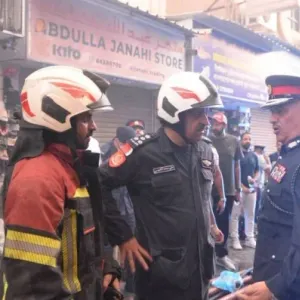 الدفاع المدني يخمد حريقا اندلع بعدد من المباني والمحلات التجارية بسوق المنامة القديم