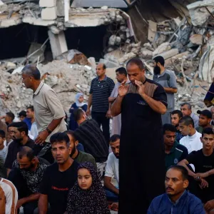 بالصور: فلسطينيون يؤدون صلاة العيد وسط أنقاض خان يونس