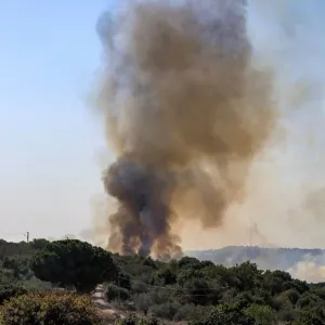 مسيّرة إسرائيلية تستهدف فرق الإطفاء في بلدة بني حيان خلال إخماد حريق بأحد الحقول